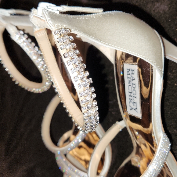 Badgley Mischka Ivory Satin Heels - Picture 2 of 13